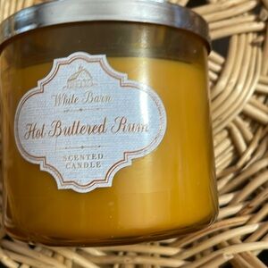 WHITE BARN HOT BUTTERED RUM A BLEND OF RUM, VANILLA, HUNT IF SMIOTH CARMEL